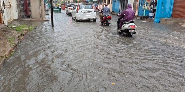 जौनपुर : भारी बारिश के चलते पेड़ गिरने से कार क्षतिग्रस्त, शहर से लेकर ग्रामीण इलाकों की सड़कें जलमग्न