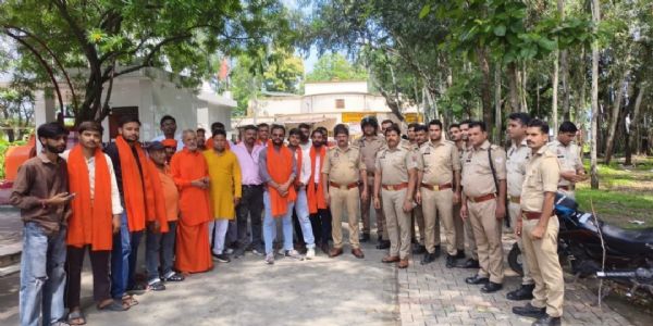 हरिहरनाथ मंदिर जल चढ़ाने जा रहे गणेश चौथ समिति पदाधिकारियों को पुलिस ने रोक दिया