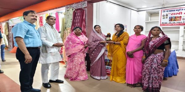 मप्रः राज्यमंत्री राधा सिंह ने किया भोपाल हाट के राखी मेले का भ्रमण
