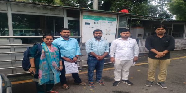 शिक्षक भर्ती : आरक्षित वर्ग के अभ्यर्थियों का बैंक खाता सीज, उपमुख्यमंत्री केशव प्रसाद मौर्य से मुलाकात कर लगाई गुहार