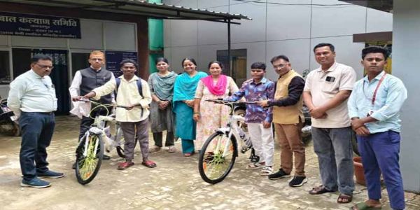 बाल देख-रेख संस्थाओं से बाहर आने वाले युवाओं को प्रदान की गई साइकिल