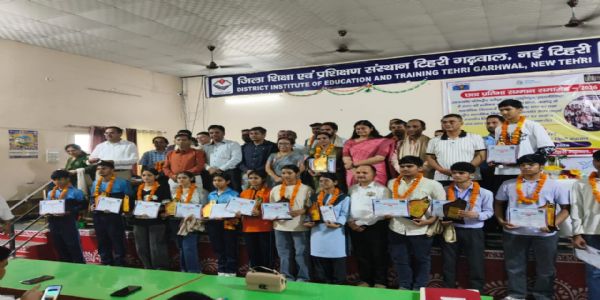 बोर्ड परीक्षा की प्रवीणता सूची में स्थान पाने वाले छात्राें काे किया सम्मानित