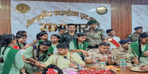 राखी बांधने पहुंचीं छात्राओं काे डीसी और एसएसपी ने दिए समाधान और सुरक्षा के निर्देश