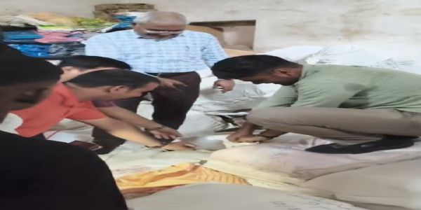 संभल जिला प्रशासन ने गाेदाम से भारी मात्रा में सिंगल यूज प्लास्टिक बरामद की