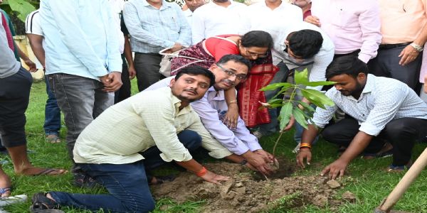 प्रो. राकेश कुमार सिंह ने संभाला पूर्वांचल विश्वविद्यालय के कुलपति का पदभार