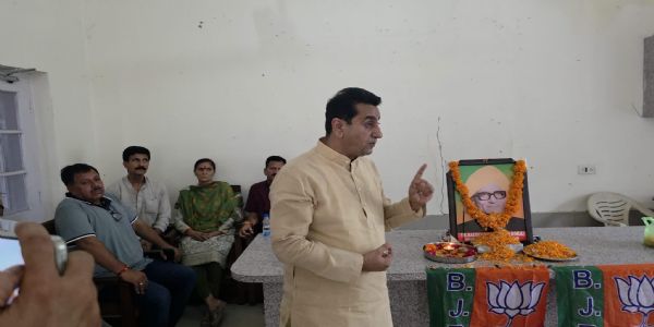 स्वर्गीय ठाकुर बलदेव सिंह की पुण्यतिथि पर भाजपा कार्यकर्ताओं ने अर्पित की श्रद्धांजलि, विधायक राजीव जसरोटिया ने किया नमन