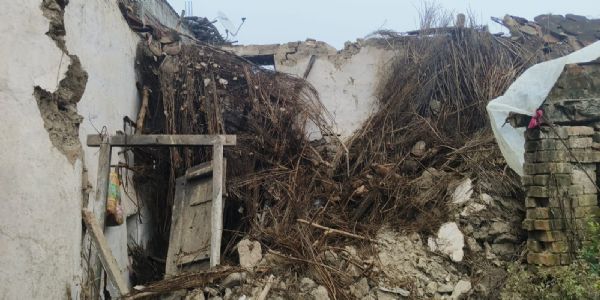 लगातार हो रही बारिश से कच्चे मकान गिरने का सिलसिला जारी