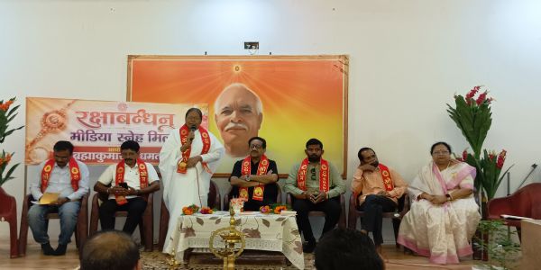 ब्रह्माकुमारीज का मीडिया स्नेह मिलन, राखी बांधकर दिया सकारात्मकता का संदेश