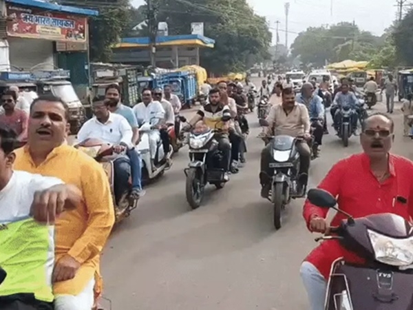 धार में हिंदू संगठनों से जुड़े लोगों ने बाजार पहुंचकर की बंद की अपील धार में हिंदू संगठनों से जुड़े लोगों ने बाजार पहुंचकर की बंद की अपील