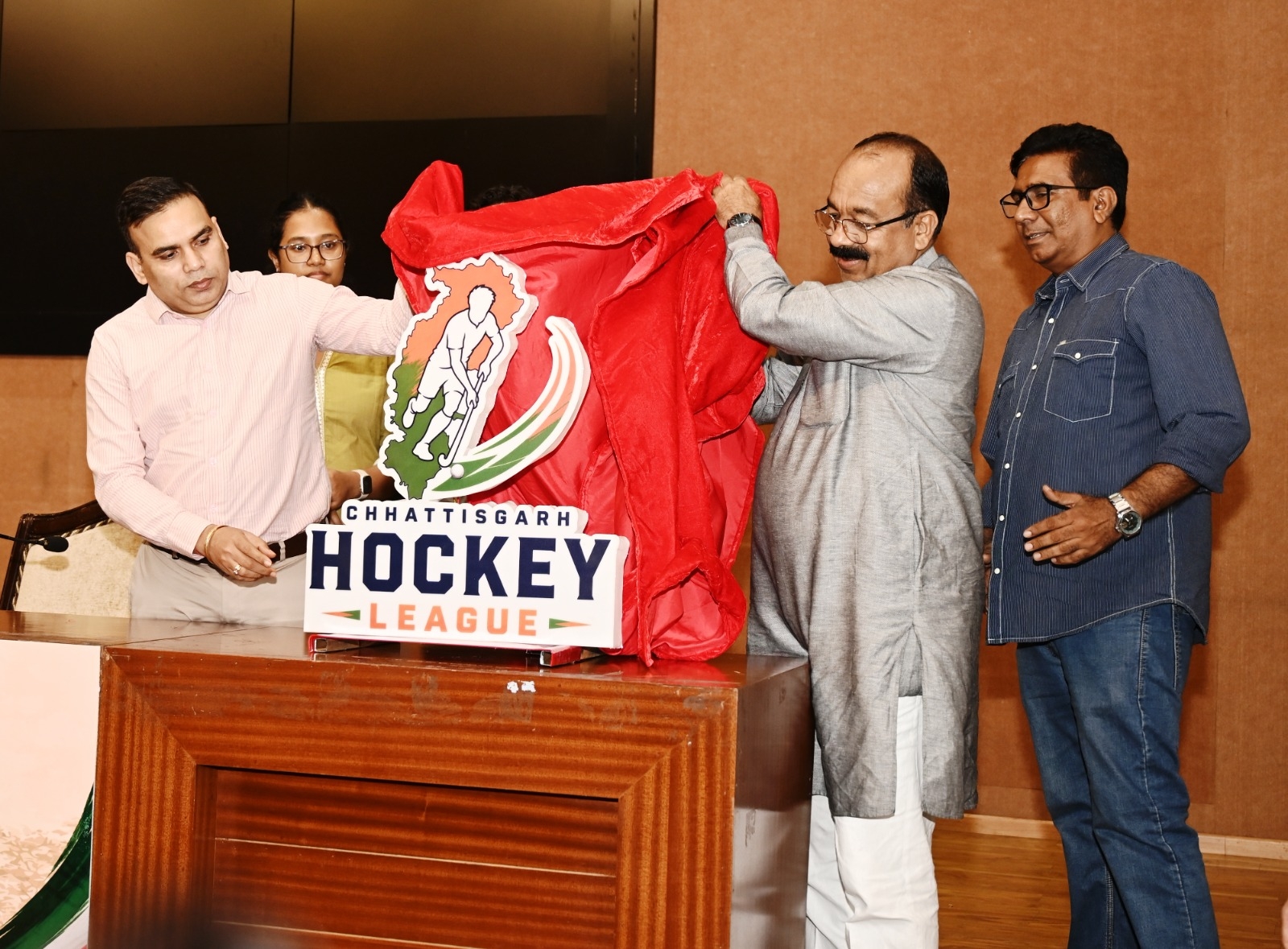 खेल एवं युवा कल्याण मंत्री अरुण साव  लीग के लोगो, टैगलाइन और शुभंकर का अनावरण करते