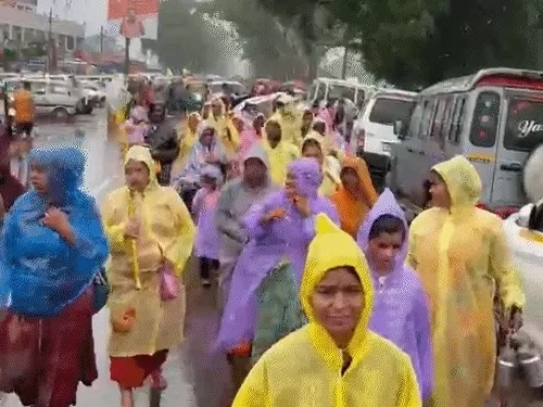 11 किमी कांवड़ यात्रा में उमड़े हजारों श्रद्धालु 11 किमी कांवड़ यात्रा में उमड़े हजारों श्रद्धालु