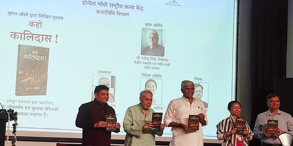 केंद्रीय मंत्री गजेंद्र सिंह शेखावत के साथ अन्य लोग मौजूद।