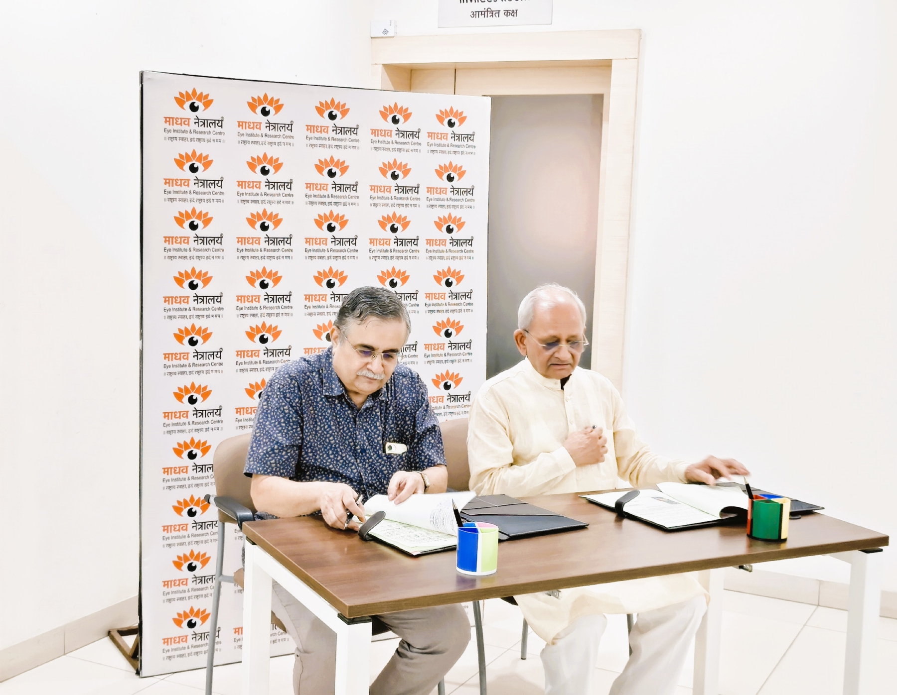 अरिवंद मार्डीकर आणि अविनाश अग्निहोत्री सामंजस्य करारावर हस्ताक्षर करताना अरिवंद मार्डीकर आणि अविनाश अग्निहोत्री सामंजस्य करारावर हस्ताक्षर करताना