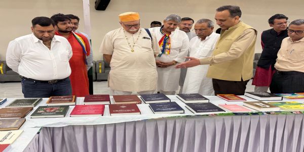 राष्ट्रीय स्वयंसेवक संघ के सहसरकार्यवाह अरुण कुमार मंगलवार को नई दिल्ली के गोल मार्किट इलामें स्थित जैन भवन में शहजाद राय शोध संस्थान बड़ौत द्वारा आयोजित‘विरासत’ जैन पांडुलिपि एवं साहित्य प्रदर्शनी का अवलोकन करते हुए राष्ट्रीय स्वयंसेवक संघ के सहसरकार्यवाह अरुण कुमार मंगलवार को नई दिल्ली के गोल मार्किट इलामें स्थित जैन भवन में शहजाद राय शोध संस्थान बड़ौत द्वारा आयोजित‘विरासत’ जैन पांडुलिपि एवं साहित्य प्रदर्शनी का अवलोकन करते हुए