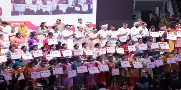 ‘दिल्ली लक्ष्मी योजना” की पात्र महिलाओं को स्वीकृति पत्र प्रदान करते हुए ‘दिल्ली लक्ष्मी योजना” की पात्र महिलाओं को स्वीकृति पत्र प्रदान करते हुए