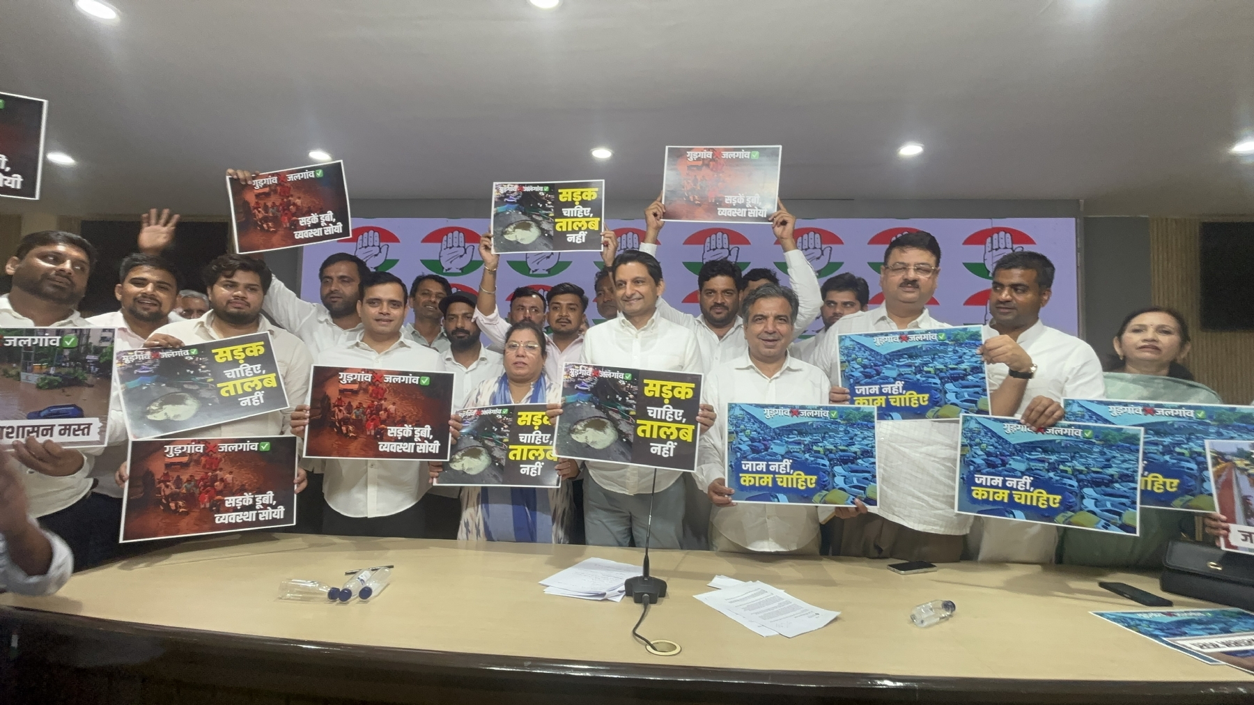 नई दिल्ली स्थित कांग्रेस मुख्यालय में बुधवार को पत्रकार वार्ता के दौरान कांग्रेस सांसद दीपेंद्र हुड्डा अन्य पार्टी नेताओं के साथ। नई दिल्ली स्थित कांग्रेस मुख्यालय में बुधवार को पत्रकार वार्ता के दौरान कांग्रेस सांसद दीपेंद्र हुड्डा अन्य पार्टी नेताओं के साथ।