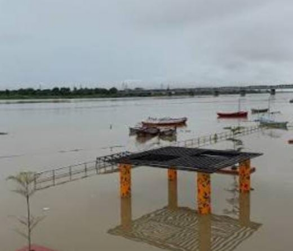 गंगा एवं यमुना नदी के छाया चित्र