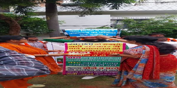 प्रयागराज में सफाई मित्रों की कलाई पर सजी राखी, स्वच्छता का लिया संकल्प