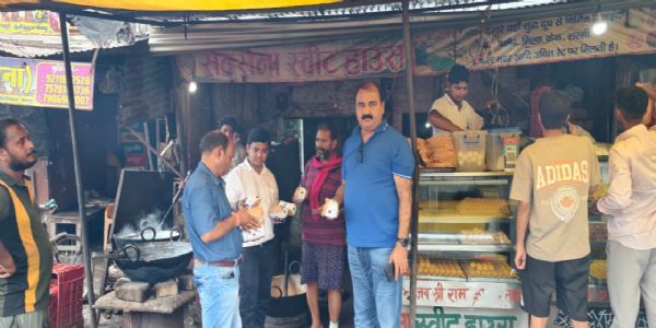 औरैया : रक्षाबंधन से पहले खाद्य विभाग की छापेमारी, नौ नमूने लिए
