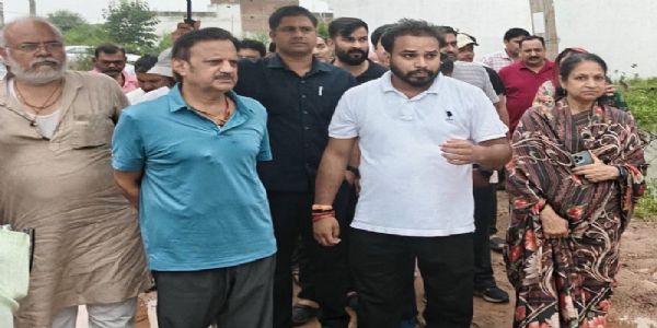 रीवाः जलभराव प्रभावित क्षेत्रों में पहुंचे उप मुख्यमंत्री शुक्ल, 9 लोगों को कराया रेस्क्यू