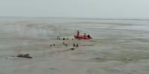 भागलपुर में मजदूरों से भरी नाव गंगा नदी में पलटी, छह लापता, 12 ने तैरकर बचाई जान