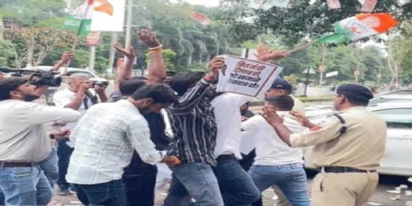 भोपाल: युवा कांग्रेस ने उपमुख्यमंत्री के बंगले पर उड़ाए नकली नोट, खजाने में 600 करोड़ की गड़बड़ी पर किया प्रदर्शन
