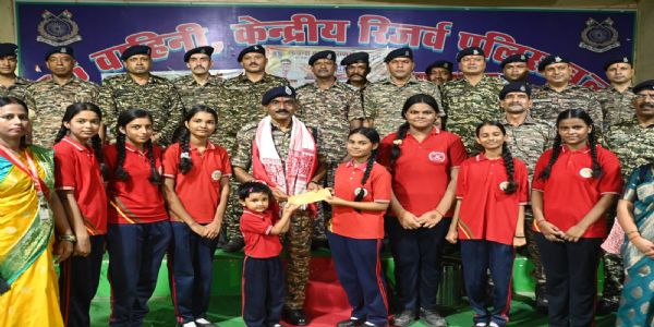 वाराणसी में स्कूली बच्चों ने केंद्रीय रिजर्व पुलिस बल के जवानों संग मनाया रक्षाबंधन