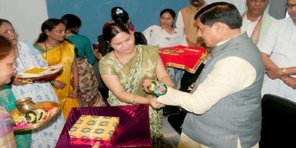 लाड़ली बहनों ने मुख्यमंत्री डॉ. यादव को बांधी स्नेह और विश्वास से भरी राखियां
