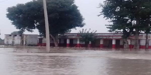 फर्रुखाबाद: उफनाई गंगा के पानी से स्कूल जलमग्न, शिक्षण कार्य बाधित