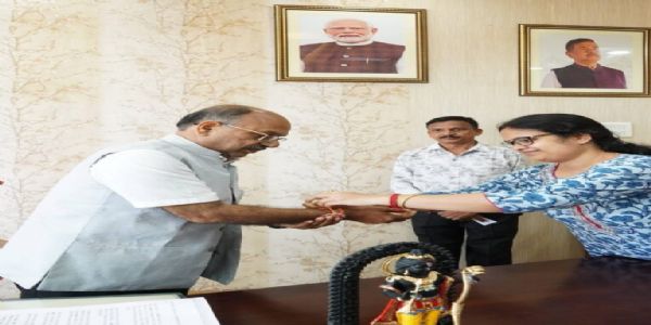 संशोधित : मंत्री अजय पोद्दार को महिला कर्मचारियों ने बांधी राखी, नबान्न में रक्षाबंधन का खास नजारा