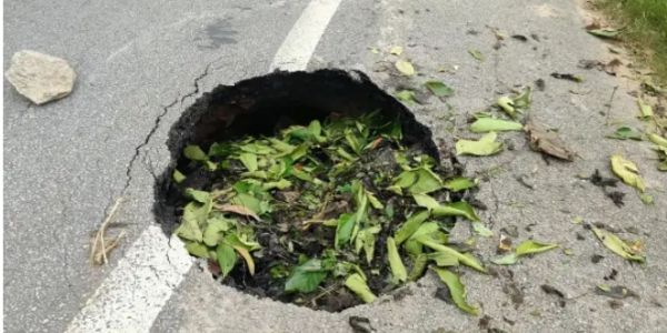 खूंटी-रांची मार्ग पर आशा किरण के पास बना दे रहा दुर्घटना काे निमंत्रण