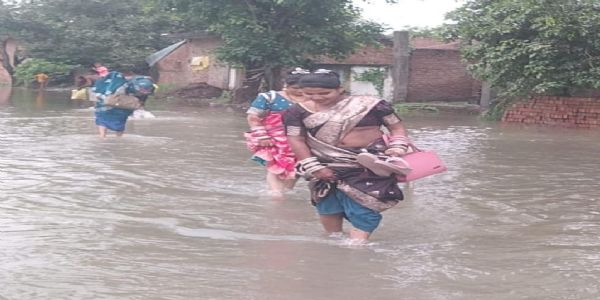 फर्रुखाबाद: रक्षाबंधन पर घुटने तक भरे बाढ़ के पानी से होकर भाइयों के घर राखी बांधने पहुंच रहीं बहनें