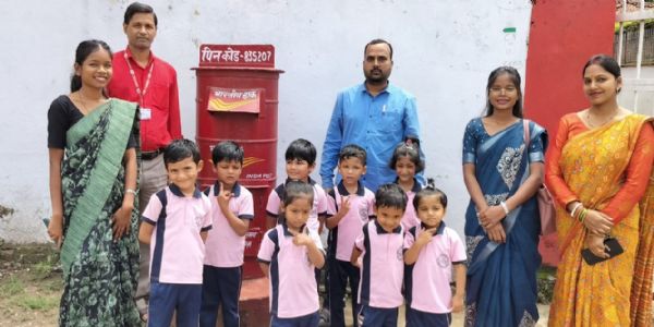 नन्हे हाथों ने लिखी चिट्ठी, गुमला डाकघर पहुंचकर पत्रपेटी में डाले पत्र