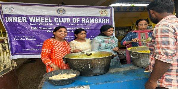 इनर व्हील क्लब ने जरूरतमंदों में बांटी खिचडी