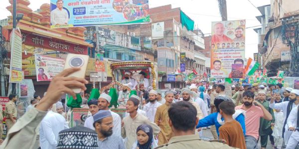 वाराणसी में शानो-शौकत से निकला जुलूस-ए-मोहम्मदी, लहराया तिरंगा