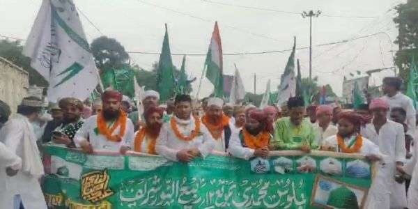 ईद मिलाद उन नवी के मौके पर निकला जुलूस
