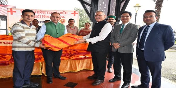 राज्यपाल ने आईजीएमसी शिमला के शिशु वार्ड के लिए कंबल भेंट किए