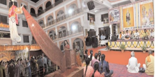 चित्रकूट के रघुवीर मंदिर में झूला उत्सव की धूम, लोक कलाकारों ने बांधा भक्ति का समां