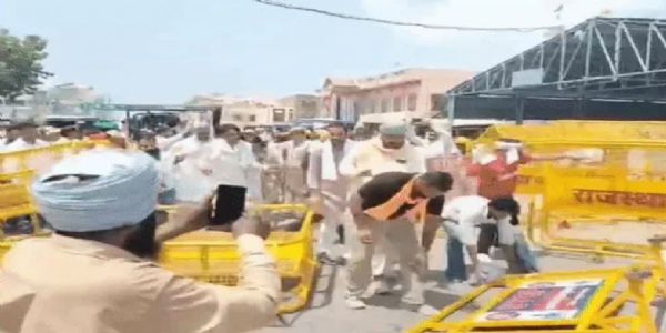 बकाया अनुदान को लेकर किसानों का फूटा गुस्सा, ट्रैक्टरों से बैरिकेड्स तोड़े