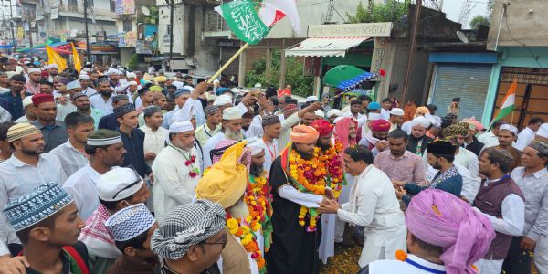 सागरः ईद-मिलादुन्नबी पर निकला भव्य जुलूस, पुष्पवर्षा और मिष्ठान वितरण के साथ हुआ आत्मीय स्वागत