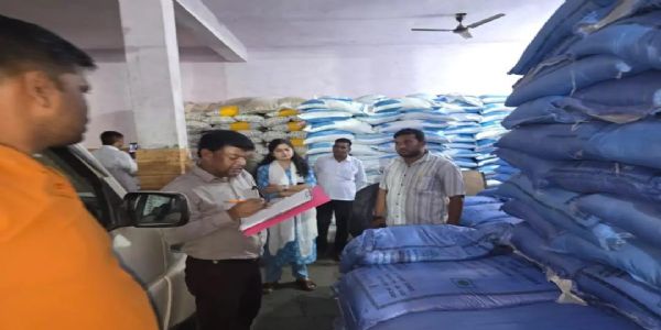 हाथरस : जमाखोरी की आशंका के चलते प्रशासन की टीम ने चीनी गोदामों में की छापेमारी