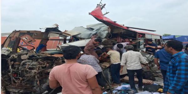 उदयपुर में बस-ट्रेलर भिड़ंत में तीन की मौत