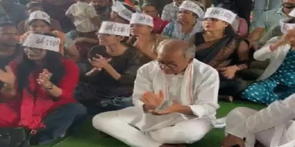 भोपाल: शिक्षक भर्ती को लेकर प्रदर्शन कर रहे अभ्यर्थियों के बीच पहुंचे दिग्विजय सिंह, भूख हड़ताल की दी चेतावनी