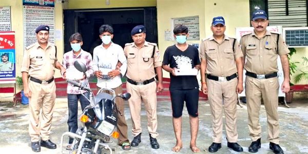 ज्वेलर्स के साथ हुई लूट का खुलासा, तीन लुटेरे गिरफ्तार