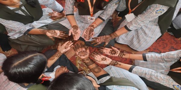 सरस्वती शिशु विद्या मंदिर में मेहंदी श्रृंगार प्रतियोगिता का हुआ आयोजन