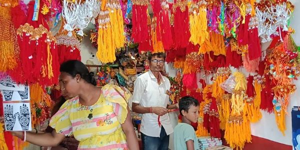 राखी के बाजार में बढ़ी रौनक, जलपाईगुड़ी में ग्राहकों की उमड़ी भीड़; कस्टमाइज्ड चॉकलेट बनी खास आकर्षण