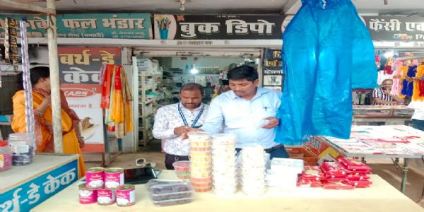 मिठाई दुकानों में खाद्य विभाग की दबिश, 11 किलो मिठाई मौके पर नष्ट