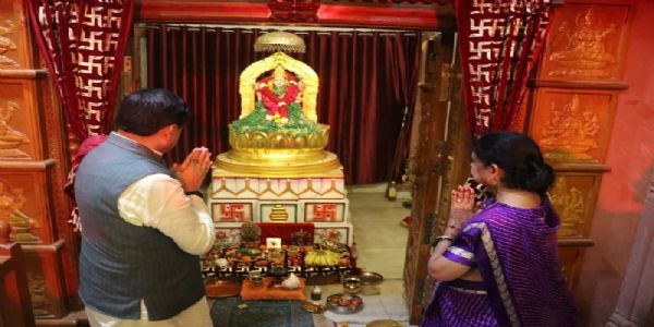 मप्रः मुख्यमंत्री ने ओंकारेश्वर में राजराजेश्वरी त्रिपुर बाला सुंदरी मंदिर में सपत्नीक किए दर्शन