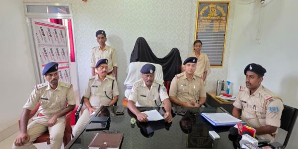 जमीन हड़पने की नीयत से देवर की गला दबाकर हत्या, मां-बेटा गिरफ्तार