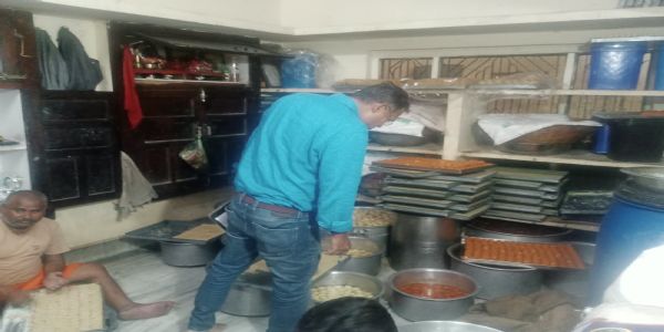 रक्षाबंधन से पहले मिलावटखोरी के खिलाफ अभियान, बर्फी नष्ट, 103 किलो सरसों का तेल सीज